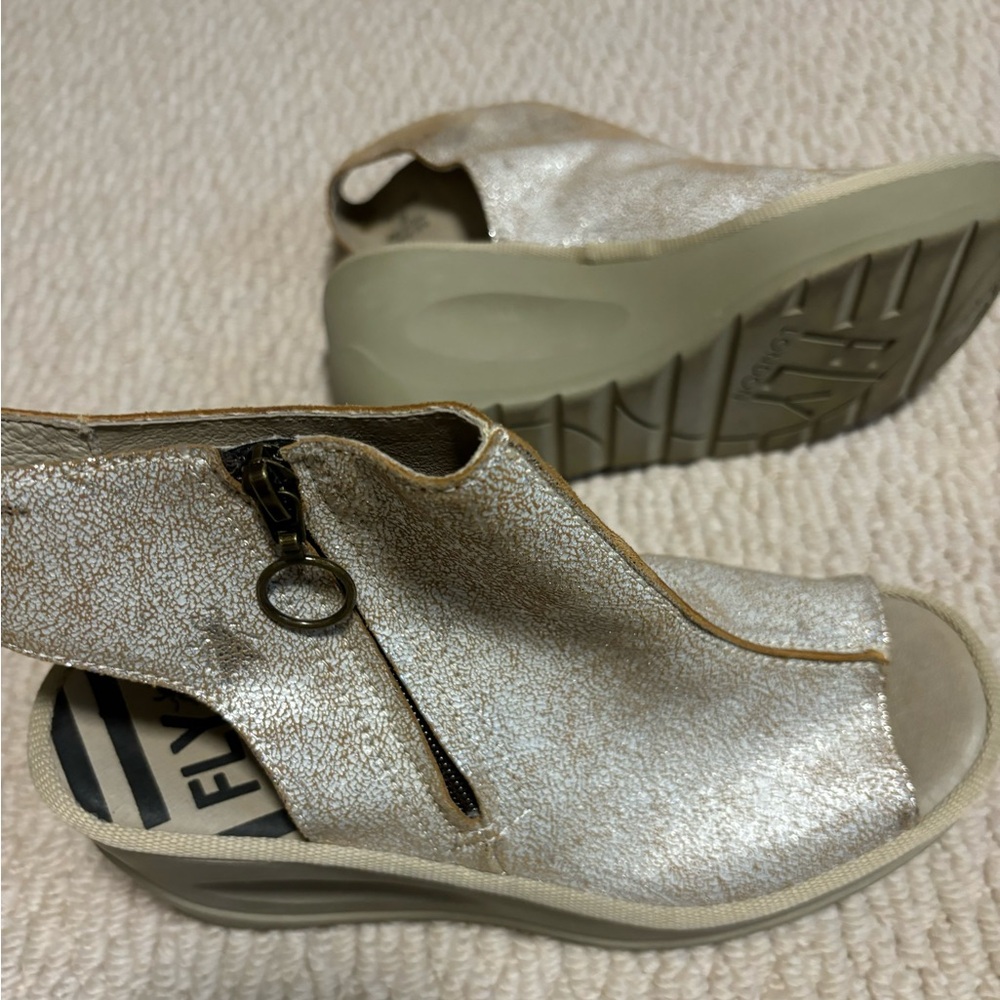 Fly zippered sandal
